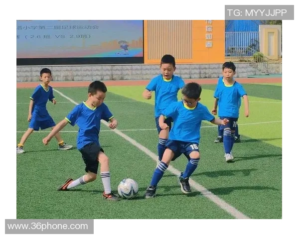 小孩与足球明星的趣味互动瞬间揭秘欢乐背后的故事