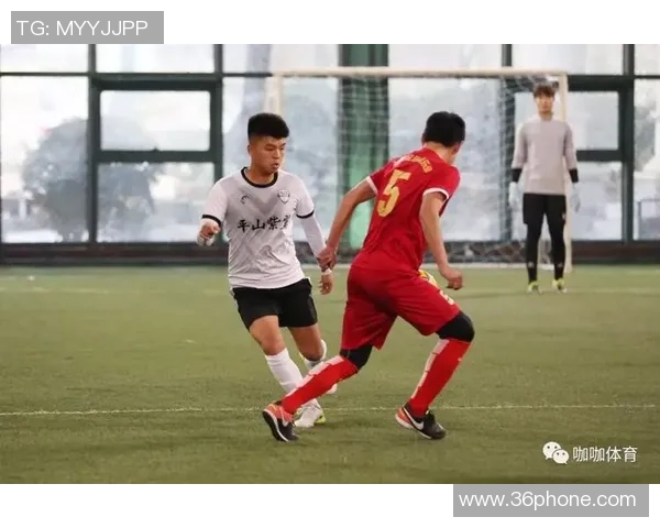 足球明星亲笔书写的传奇人生与赛场背后的故事分享